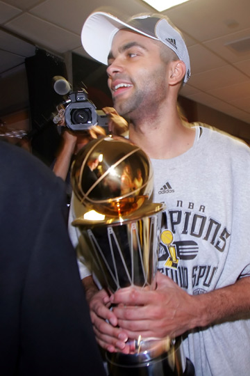 包含圣安东尼奥马刺士气爆棚,分区决赛决赛遇上皇家马德里,目标明确直指晋级的词条